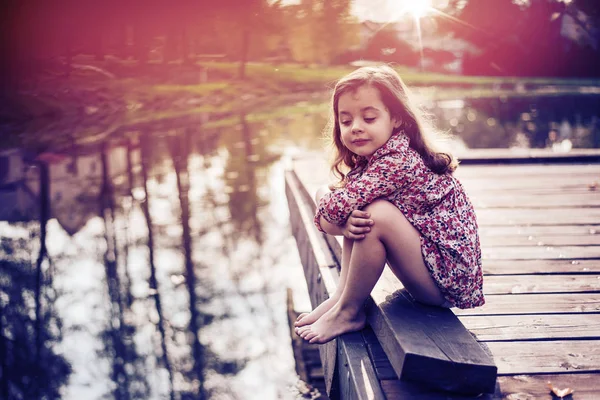 Linda Pequeña Niña Relajándose Junto Lago —  Fotos de Stock