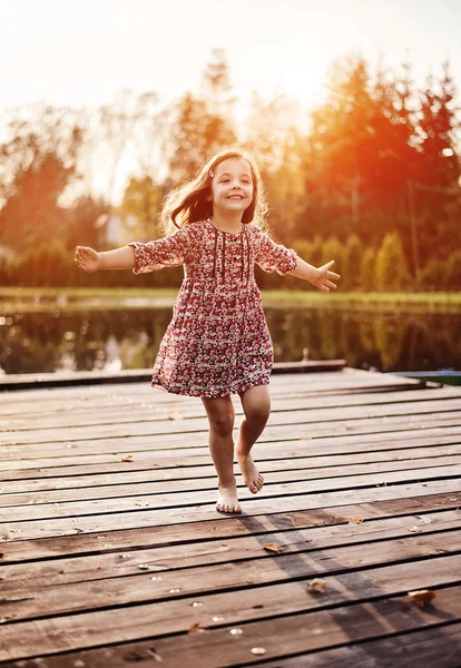 Veselém Littlel Dívka Realxing Molo — Stock fotografie