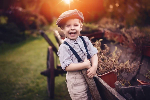 Schattige Kleine Gentleman Ontspannen Een Vrije Tijd Een Boerderij — Stockfoto