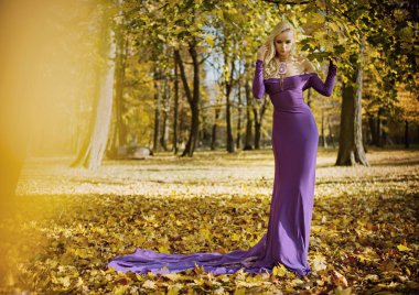 Sonbahar parkta yürüyen zarif, şehvetli kadın