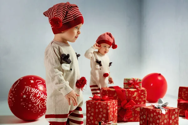 Retrato Gemelos Elfos Alegres Entre Enormes Regalos Navidad —  Fotos de Stock