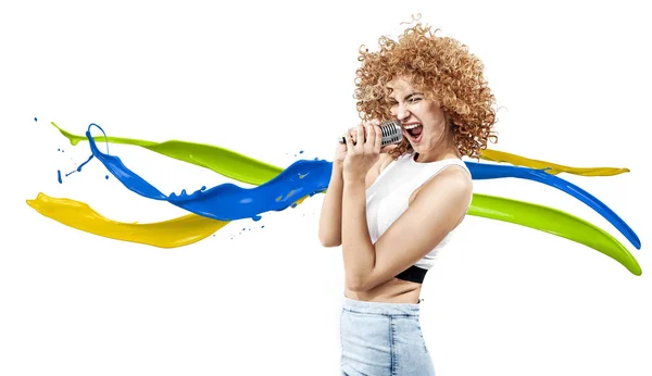 Vrolijke Kroeshaar Haired Vrouw Zingen Een Rocknummer — Stockfoto