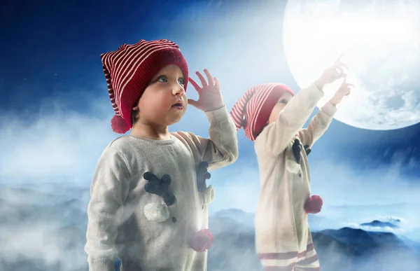 Porträtt Två Adorbale Tvillingbröder Tittar Jul Himlen — Stockfoto