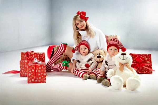 Encantadora Jovem Mãe Posando Com Seus Filhos Gêmeos — Fotografia de Stock