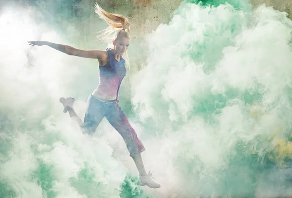 Retrato Una Bailarina Saltando Sosteniendo Llamaradas Colores — Foto de Stock