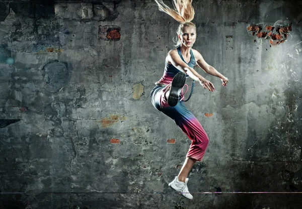 Mujer Atleta Rubia Una Pose Salto —  Fotos de Stock