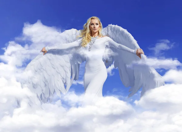 Концептуальный Портрет Молодого Блондинистого Ангела Летящего Небо — стоковое фото