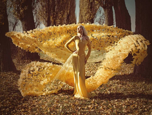 Πορτρέτο Μιας Ξανθιάς Γυναίκας Που Φοράει Ένα Λουλουδένιο Χρυσό Φόρεμα — Φωτογραφία Αρχείου