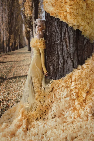 Portrét Blond Ženy Nosit Květované Zlaté Šaty — Stock fotografie