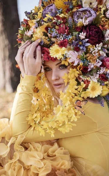 花の王冠を身に着けている魅力的なブロンド ニンフ — ストック写真