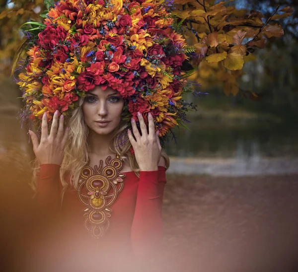 Vackra Blonda Nymf Bär Imponerande Färgglada Coronet — Stockfoto