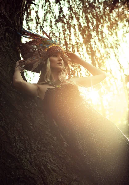 Retrato Una Ninfa Rubia Posando Parque Otoñal — Foto de Stock