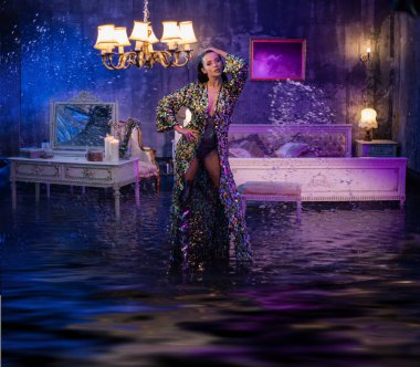 Kavramsal bir su dolu daire içinde güzel bir kadın portresi