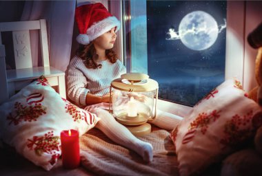 Şirin, küçük kız kış gökyüzünde aya arıyorsunuz