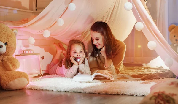 Madre Feliz Leyendo Una Novela Con Hija —  Fotos de Stock