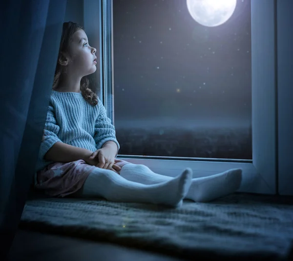 Retrato Menino Bonito Olhando Para Lua Noite — Fotografia de Stock