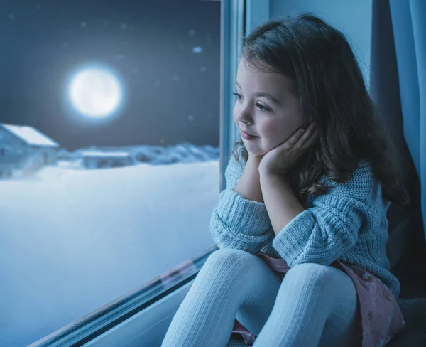 Schattige Kleine Meisje Zoek Naar Maan Hemel Winter — Stockfoto