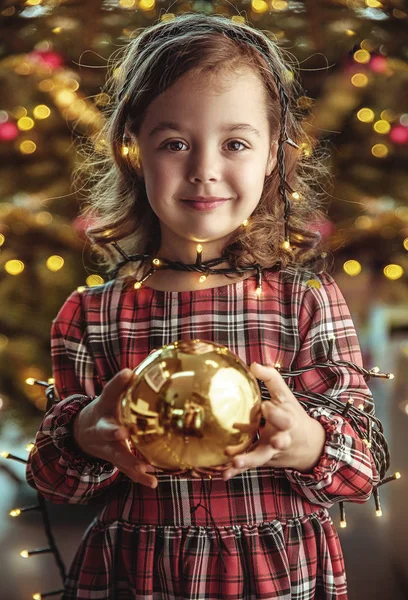 Bonito Criança Segurando Uma Árvore Natal Bola Vidro Dourado — Fotografia de Stock