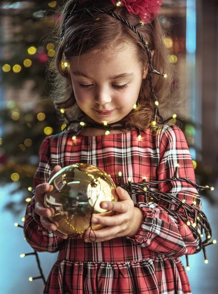 Bonito Criança Segurando Uma Árvore Natal Bola Vidro Dourado — Fotografia de Stock