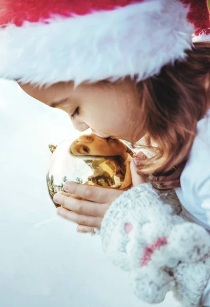 Bonito Menina Beijando Dourado Bola Vidro Natal — Fotografia de Stock