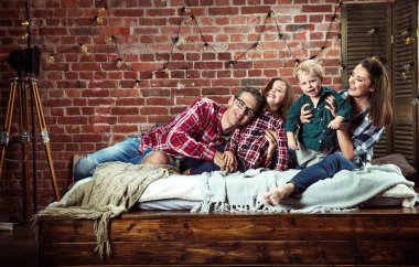 Şık ve modern iç rahatlatıcı bir cheerrful aile portresi