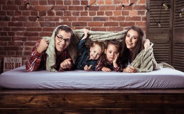 Şık ve modern iç rahatlatıcı bir cheerrful aile portresi