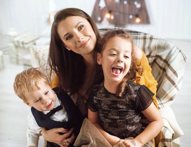 Zarif anne sevgili çocukları ile poz