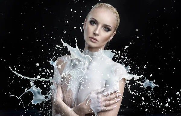 Enorme Splash Van Witte Verf Een Jonge Vrouwelijke Lichaam — Stockfoto