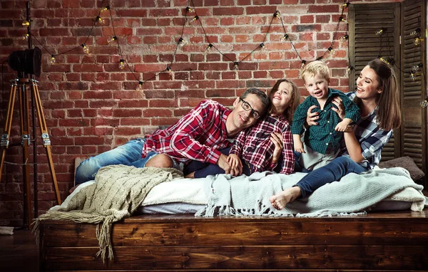 Retrato Una Familia Alegre Relajándose Interior Elegante Moderno — Foto de Stock