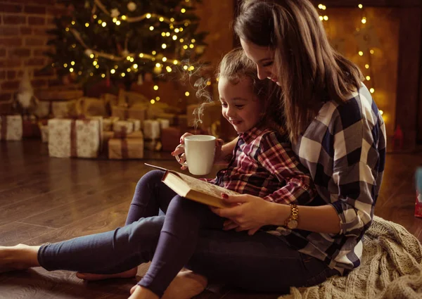 Hübsche Mutter Liest Einem Ruhigen Winterabend Ein Buch Für Ihre — Stockfoto