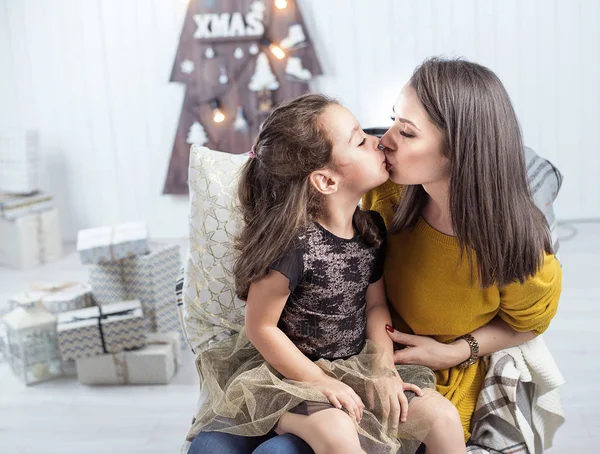 Retrato Uma Mãe Bonita Beijando Uma Filha — Fotografia de Stock