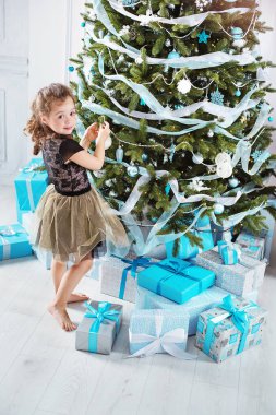 Küçük kız cam topları ile Noel ağacı süsleme