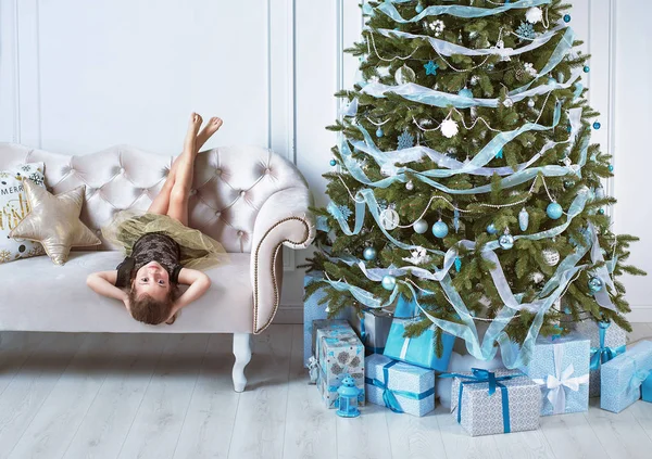Portrét Roztomilé Malé Holčičky Moderním Interiéru Vánoční Motiv — Stock fotografie