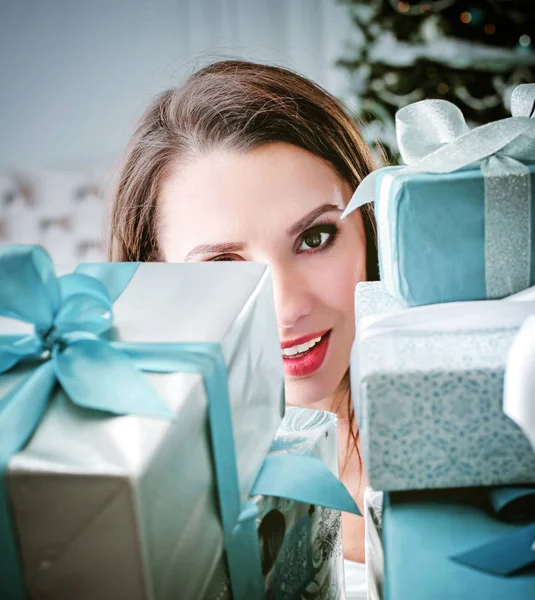 Mooie Jonge Vrouw Met Een Bos Van Geschenkdozen — Stockfoto