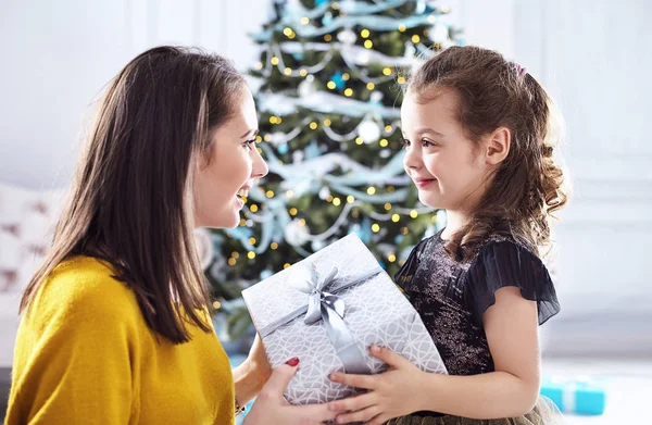 Mãe Dando Presente Para Sua Amada Filha — Fotografia de Stock