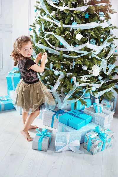 Petite Fille Décorant Arbre Noël Avec Des Boules Verre — Photo