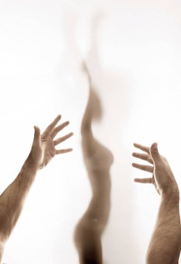 Bir cam kapının arkasında dans kadın silüeti