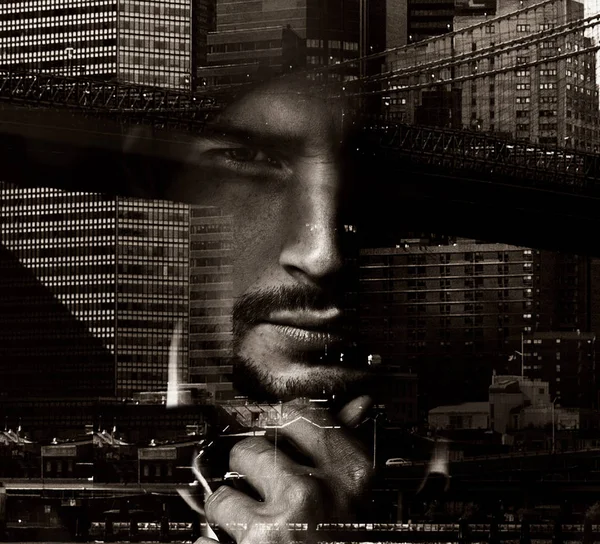 Retrato conceitual de um homem bonito com uma paisagem urbana em — Fotografia de Stock