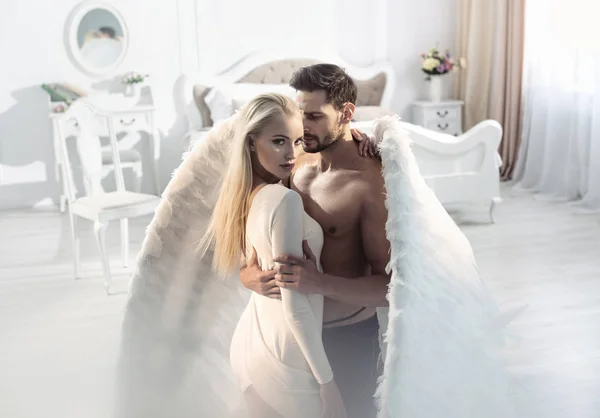 Порно әйелі үлкен әтештерді жақсы көреді Жетілген, бірақ сексуалды әйелдер