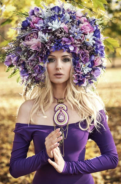 Portré egy gyönyörű hölgy visel egy csodálatos virágfüzér — Stock Fotó