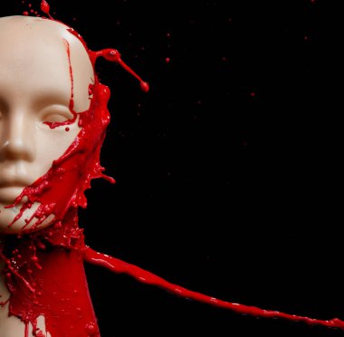 Manken kırmızı boya ile sıçrayan