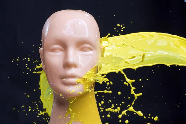 Mannequin sarı boya ile sıçrayan — Stok fotoğraf