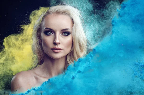 Närbild porträtt av en charmig blond dam bland blått och gult — Stockfoto