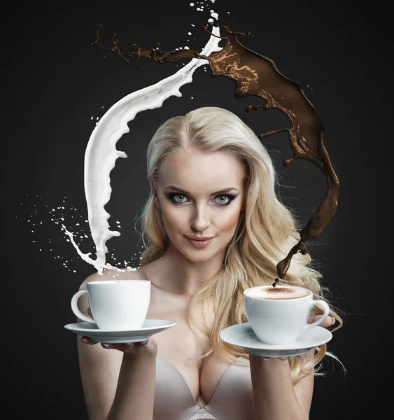 Retrato de uma bela loira segurando fazendo um furacão de café — Fotografia de Stock