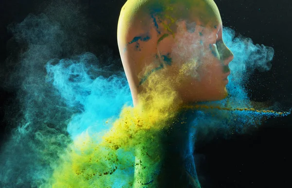 Κεφάλι μανεκέν μεταξύ σύννεφο σκόνης πολύχρωμο — Φωτογραφία Αρχείου