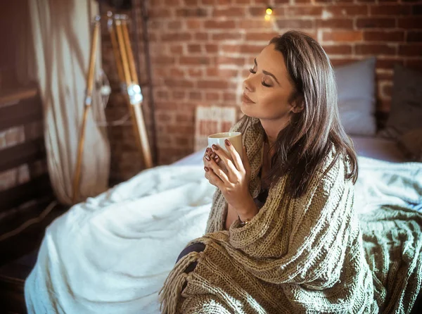 Retrato de una señora relajada tomando café —  Fotos de Stock