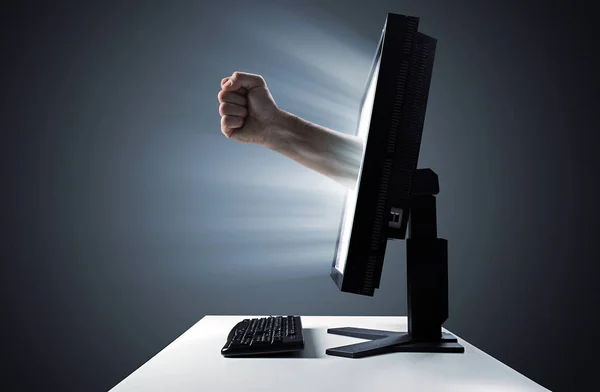 Мужской кулак, выходящий из витрины - насилие в Интернете — стоковое фото