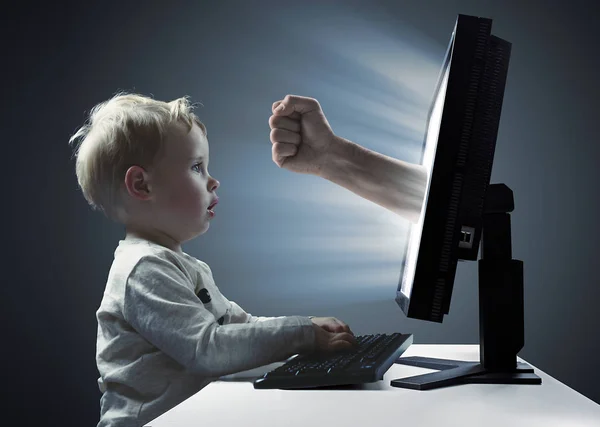 Mały chłopak patrzy na monitor monitora-przemoc w Internecie s — Zdjęcie stockowe