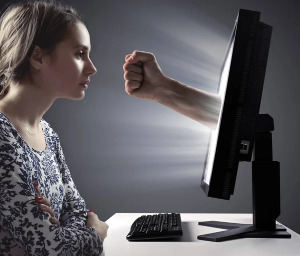 Bonita senhora olhando para o monitor - Símbolo de violência na Internet — Fotografia de Stock