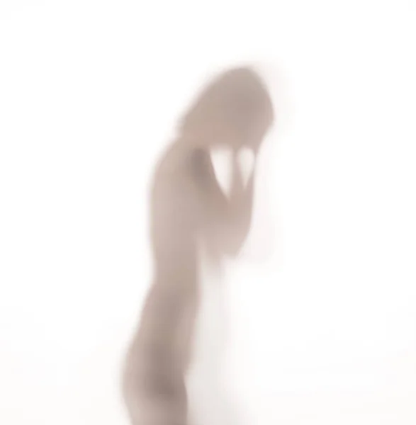 Silueta de mujer bailando detrás de una puerta de cristal — Foto de Stock